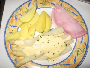 Asperges blanches avec sauce hollandaise, jambon et patates.